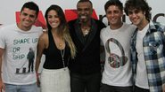 Bruno Gissoni leva a namorada Stephanie Marques ao show de Alexandre Pires. Seus colegas de elenco em 'Avenida Brasil', Ronny Kriwat e Daniel Rocha também marcaram presença no evento - AgNews