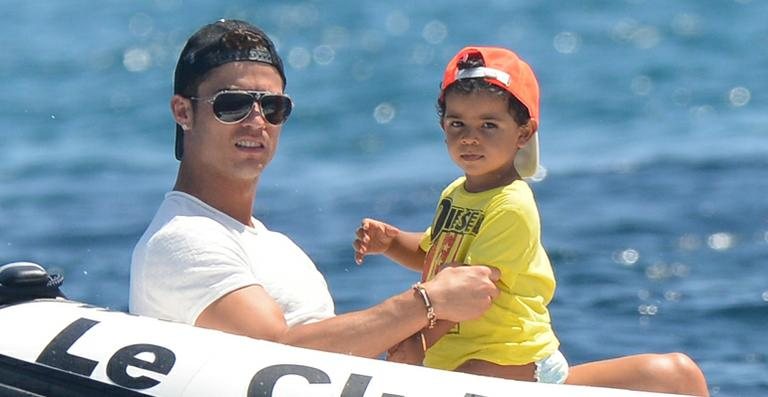 Cristiano Ronaldo com o filho em St. Tropez - Grosby Group