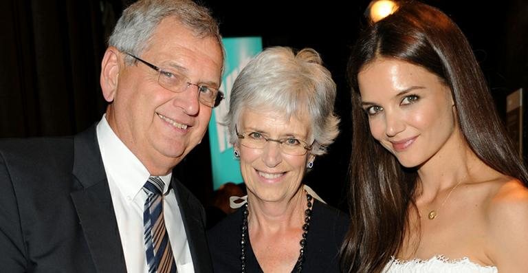 Katie Homes com os pais Martin e Kathleen. Pai da atriz teria orquestrado todo o divórcio da filha com Tom Cruise - Getty Images