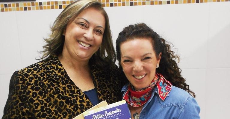 Em aula para jovens com necessidades especiais no Colégio Avanço, em SP, a chef Tatá Cury e a diretora da escola, Marta Bittar, posam com o primeiro volume do livro de receitas de Tatá para a coleção Petites Casseroles da Cozinha Francesa, de CARAS. - -