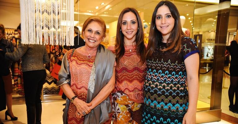 Romy Dryzun ladeada pela irmã Milly e a mãe, Maria Assunção, comemora parceria entre grifes, em SP. - -