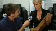 Xuxa mostra seu par de botas predileto - Reprodução