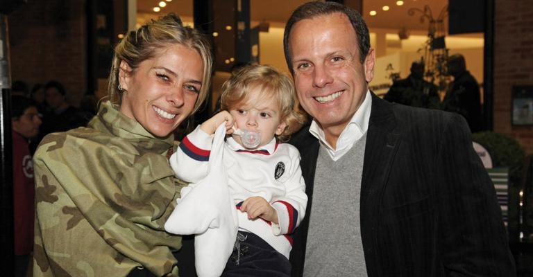 Adriane Galisteu com o filho, Vittorio, e João Doria Jr. vão à inauguração, em Campos do Jordão, região serrana, SP. - -