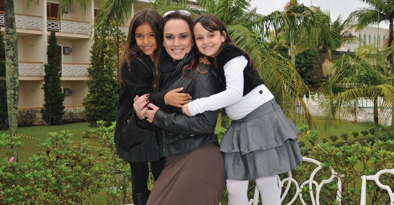 Anne Abate festeja seus 8 anos com a mãe, Núbia Óliiver, e a prima Giulia, em Mogi das Cruzes, Grande SP. - -