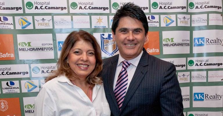 A cantora Roberta Miranda e o apresentador Cesar Filho conferem apresentação beneficente... - -