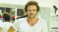 O cabeleireiro Sérgio Tacam, participante do BBB 1, em feira em São Paulo - João Passos