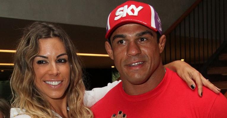 Ao lado de Joana Prado, Vitor Belfort lança seu livro no Rio - Anderson Borde / AgNews