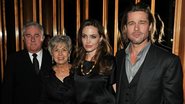 Brad Pitt com Angelina Jolie entre seus pais: Jane e Bill - Getty Images