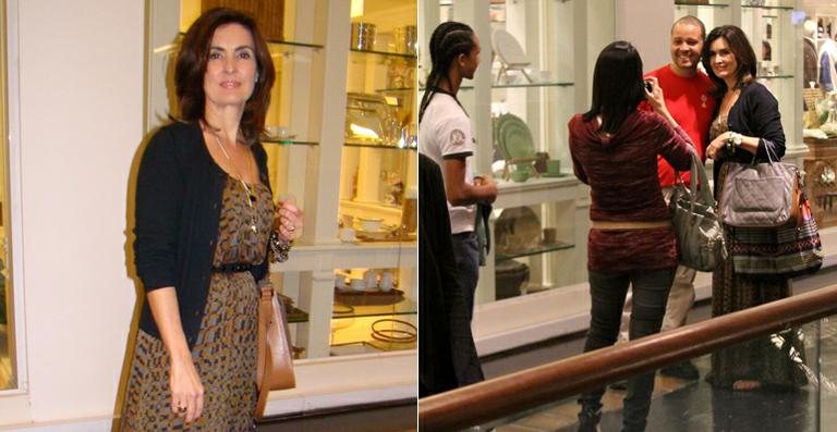 Fátima Bernardes tira foto com fãs durante passeio em shopping - Daniel Delmiro/AgNews