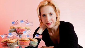 Em seu apartamento, Kiara Sasso mostra os deliciosos cupcakes tipicamente norte-americanos que preparou - Marcela Beltrão / Milenar Imagens