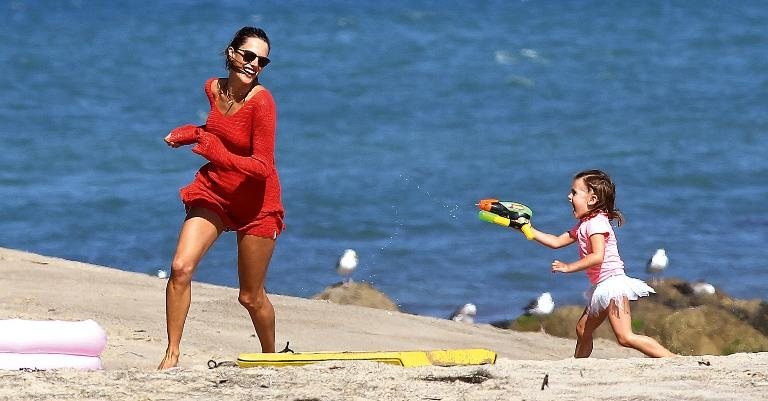 Rata de praia assumida, a modelo curte o calor de quase 40 graus à beira-mar com a filha. - Jacson/ Splash News