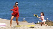 Rata de praia assumida, a modelo curte o calor de quase 40 graus à beira-mar com a filha. - Jacson/ Splash News