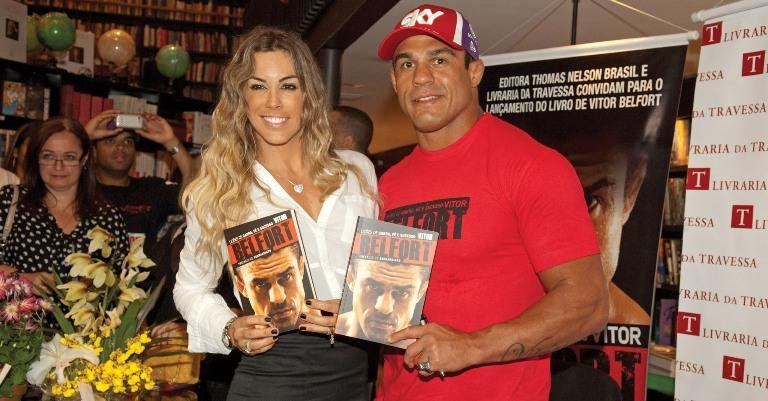 Em livraria carioca, o casal mostra a obra do lutador de MMA. Sorridente, Joana fotografa o marido,
enquanto ele autografa. - Ivan Faria