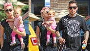 Pink e Carey Hart curtem pequena Willow Sage por Nova York, Estados Unidos - Grosby Group