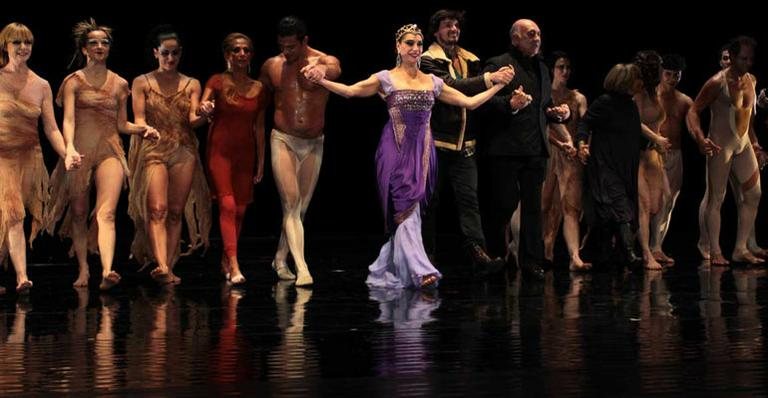 Christiane Torloni com o elenco de bailarinos do espetáculo 'Teu Corpo é Meu Texto' - Orlando Oliveira/AgNews