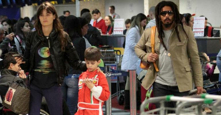 Isabeli Fontana com o filho Lucas e o noivo, Rohan Marley, no aeroporto de Congonhas, em São Paulo - Orlando Oliveira/AgNews