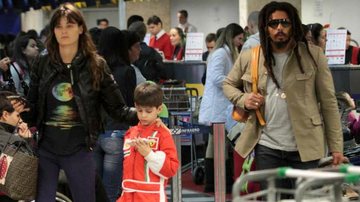 Isabeli Fontana com o filho Lucas e o noivo, Rohan Marley, no aeroporto de Congonhas, em São Paulo - Orlando Oliveira/AgNews