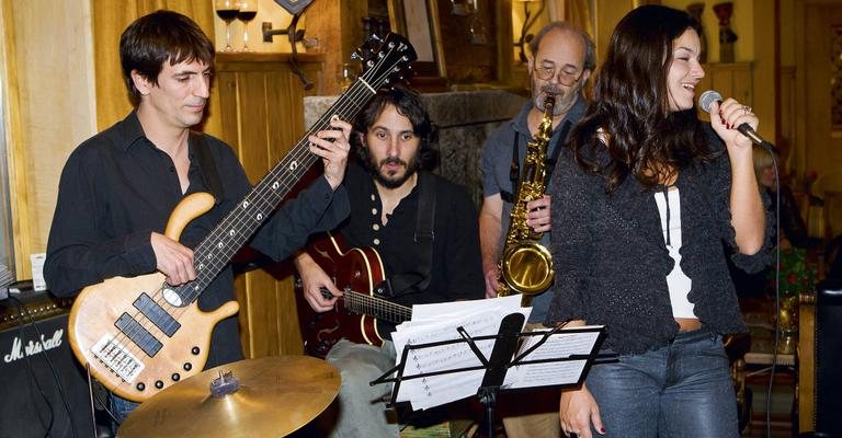 Priscila Ferrari canta com Juan Duchowny, Javier Trinteri e Diego Figueroa, da banda Los Druidas - Cadu Pilotto