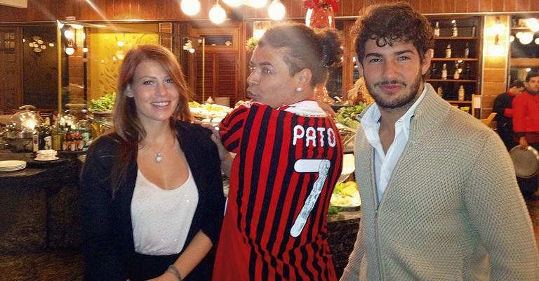 David Brazil ganha camisa do craque do Milan - Reuters