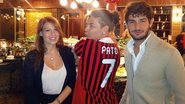 David Brazil ganha camisa do craque do Milan - Reuters