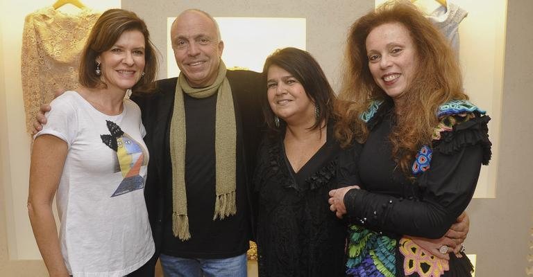 Gustavo Rosa e Martha Medeiros, ao centro, assinam camisetas em benefício da Fundação Oftalmológica Dr. Rubem Cunha e são felicitados por Rosana Cunha e Suzy Gheler, na capital paulista. - -