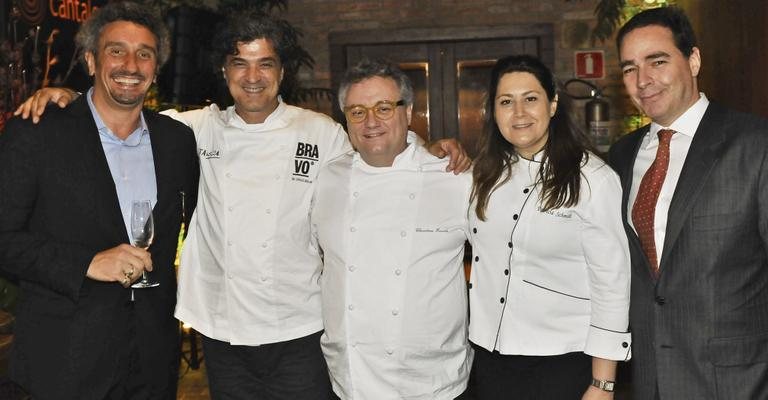 Emmanuel Bassoleil vai a jantar preparado por Carles Abellán e pelo casal Christian Escribà e Patricia Schmidt, no restaurante de Daniel Sahagoff, na capital paulista. - -