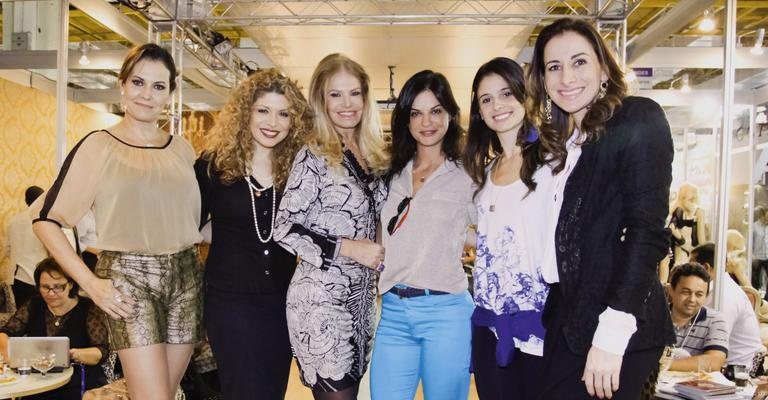 Em SP, Patrícia Naves e Adryana Ribeiro prestigiam Cecília Bourdon, de grife de lingerie que expõe em salão de moda, e recebe Maria João Abujamra, com a irmã, Kika Goldstein, e Bruna Bianca. - -