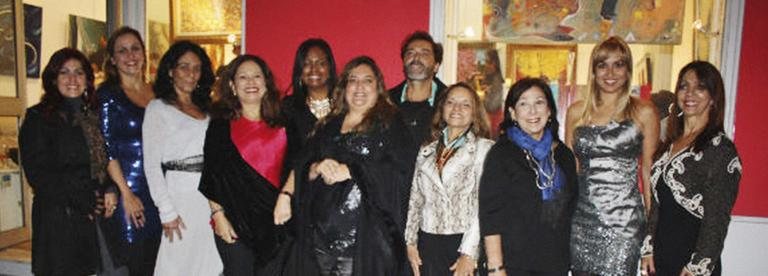 Diva Pavesi, 5ª da dir. p/ esq., reúne talentos em Paris: Vanyr Carlla, Giseli D’Ajuz, Thereza Theodora, Neide Galli, Dyandreia Portugal, Eliezer Nobre, Maria Araujo, Eliana Kertész, Wanessa Prado e Isabel Roberts. - -