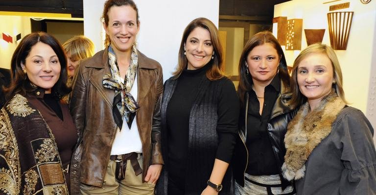 As arquitetas Cristiane Costa Maciel e Calina Mussi conferem lançamento de corner de marcas, em SP, com as também arquitetas  Carla Gil Heller, Rose Guazzi e Sony Luczyszyn. - -