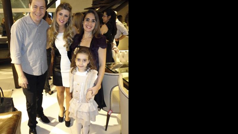 Os apresentadores Jorge Paulinetti e Iris Stefanelli vão a lançamento de novas vitrines de centro de decoração com a arquiteta Daniela Velloza e sua filha, Amanda, em São Paulo. - -