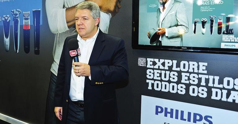 Cyro Gazolla, VP sénior da Philips Consumo Brasil, fala à TV CARAS em feira de eletrodomésticos, SP. - -