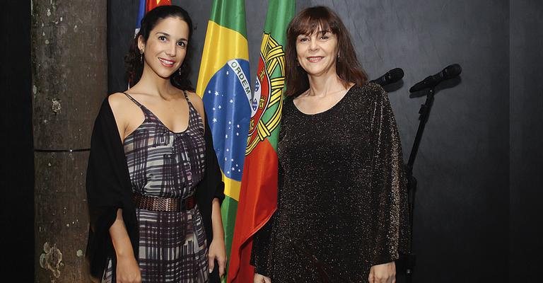 As cantoras Verônica Ferriani, brasileira, e Eugénia Mello e Castro, portuguesa, celebram o Dia de Portugal em coquetel no Consulado Geral de Portugal, em São Paulo. - -