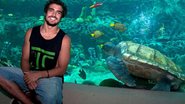 Caio Castro visita o TurtleTrek, no Sea World Orlando - Divulgação