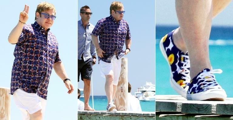 Com camisa e tênis estampados, Elton John passeia pelo litoral da França - Grosby Group