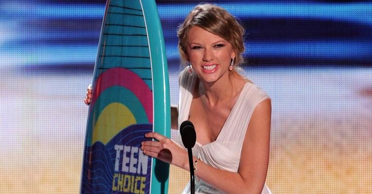 Taylor Swift leva seis estatuetas no Teen Choice Awards 2012 - Getty Images