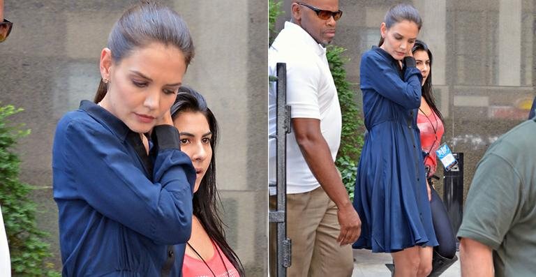 Katie Holmes com o vestido azul que é um dos mais pedidos de sua grife Holmes & Yang - SplashNews