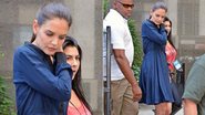 Katie Holmes com o vestido azul que é um dos mais pedidos de sua grife Holmes & Yang - SplashNews