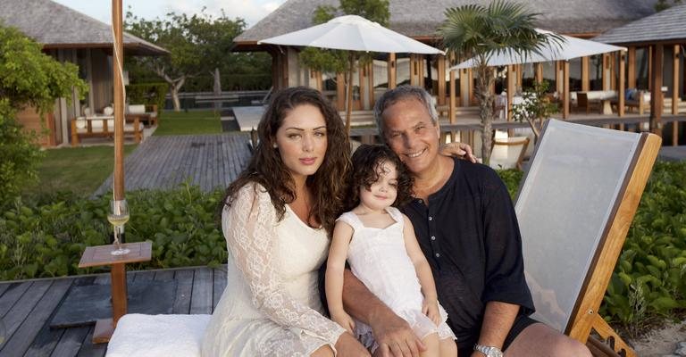 Na Ilha de Providenciales, a cantora e o diretor global desfrutam com a filha da bela paisagem caribenha. - -