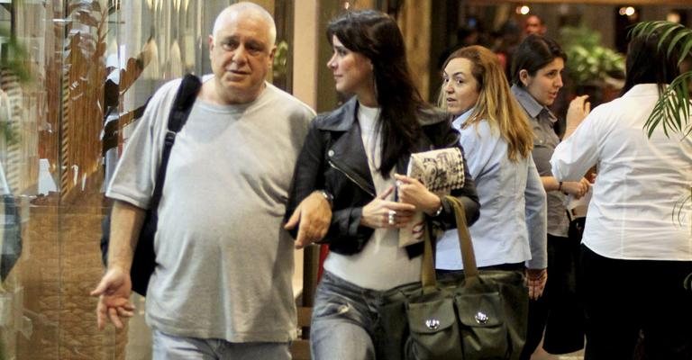 De braços dados, Antonio Fagundes e Alexandra Martins voltam a circular juntos em shopping, no Rio. - Marcus Pavão