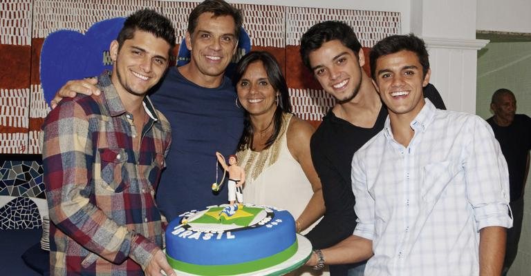 Beto, que planeja voltar a morar no país, reúne a família na festa: Bruno, Ana, Rodrigo e Felipe. No bolo, boneco de capoeirista. - Fabrizia Granatieri/Objectiva Img.