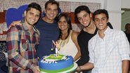 Beto, que planeja voltar a morar no país, reúne a família na festa: Bruno, Ana, Rodrigo e Felipe. No bolo, boneco de capoeirista. - Fabrizia Granatieri/Objectiva Img.