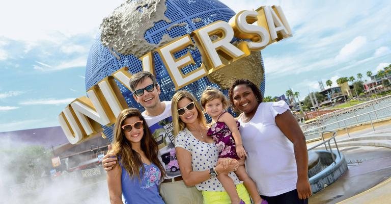 A família e a babá Lane no parque em Orlando. - -