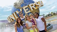 A família e a babá Lane no parque em Orlando. - -