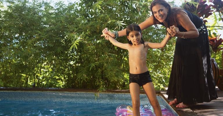 Na Ilha de CARAS, Luisa Carolina brinca na piscina com ajuda da mãe jornalista. - Marco Pinto