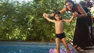 Na Ilha de CARAS, Luisa Carolina brinca na piscina com ajuda da mãe jornalista. - Marco Pinto