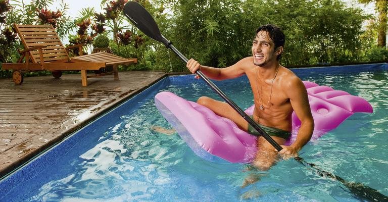 Sucesso de Cordel Encantado, o ator diverte-se na piscina da Ilha de CARAS. - Leandro Pimentel