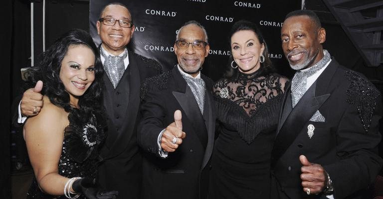 A socialite Betty Szafir, 4a da esq. para a dir., aplaude o grupo The Platters, formado por Linda Lewis, Kevin Carrol, B.J. Mitchell e Ronn Howard, em show no Conrad Punta del Este Resort & Casino, Uruguai. Reencontro - -