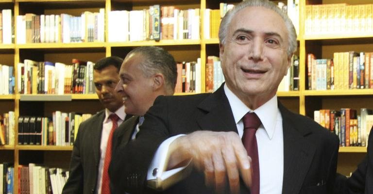 Em livraria na capital paulista, o vice-presidente da República, Michel Temer, prestigia o lançamento do livro Era Uma Vez Mil Vezes... – O Brasil de Todos os Vícios. - -