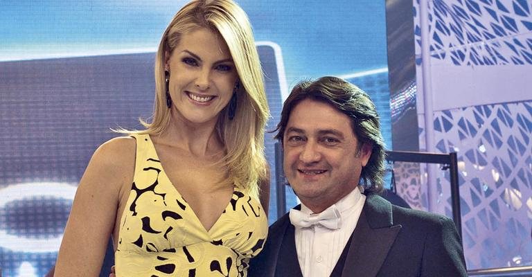 Ana Hickmann recebe o maestro Renato Misiuk em seu programa, Tudo é Possível, na Record, SP. - -