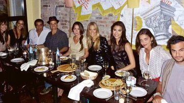 Ela, Garnero e vips fazem dinner party - -